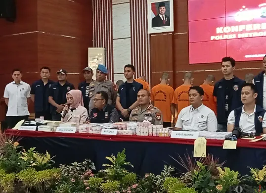 Poppy Karisma (duduk paling kiri) saat memberikan keterangan pers terkait kasus pemalsuan produk skincare miliknya, Glow Glowing, pada Senin, 26 Mei 2025. (Sumber: POSKOTA | Foto: Nurpini Aulia Rapika)