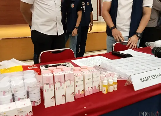 Dinkes Bekasi mengimbau masyarakat agar cermat memilih produk kecantikan. (Sumber: POSKOTA | Foto: Nurpini Aulia Rapika)