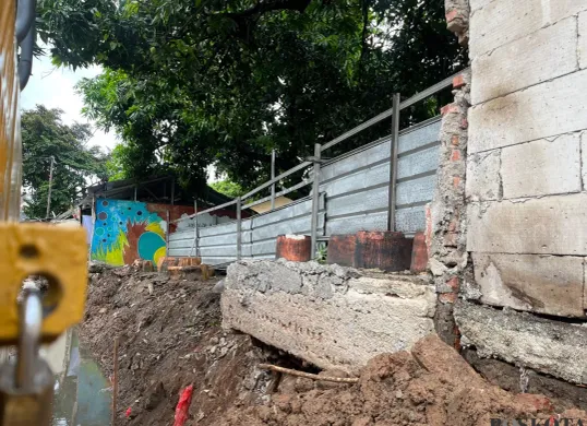 Kondisi tembok SMA Negeri 103 di Duren Sawit, Jakarta Timur, usai jebol pada Sabtu, 24 Mei 2025. (Sumber: Poskota/Pandi Ramedhan)