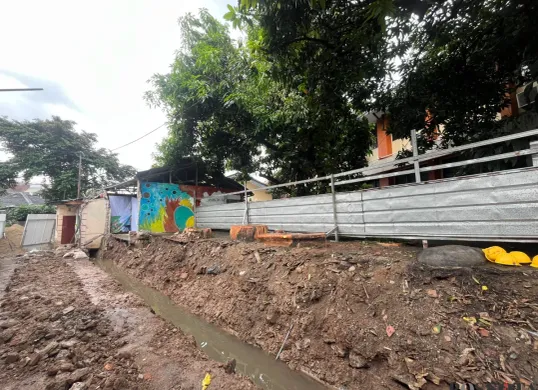 Kondisi tembok SMA Negeri 103 di Duren Sawit, Jakarta Timur, usai jebol pada Sabtu, 24 Mei 2025. (Sumber: Poskota/Pandi Ramedhan)