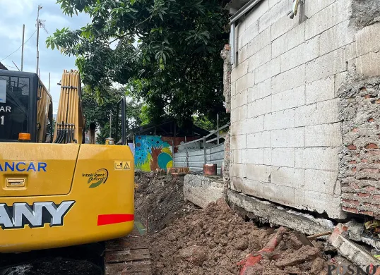 Kondisi tembok sekolah SMA Negeri 103 di Duren Sawit, Jakarta Timur, usai jebol pada Sabtu, 24 Mei 2025. (Sumber: POSKOTA | Foto: Pandi Ramedhan)