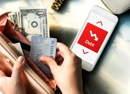 Kapan DC pinjaman online bisa menagih utang ke rumah? Cek ketentuan OJK ketika galbay pinjol. (Sumber: Freepik)