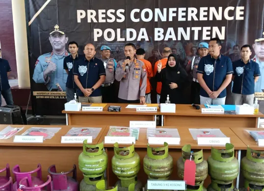 Kabidhumas Kombes Didik Heriyanto didampingi Kasubdit Indagsi AKBP Doni Satrio Wicaksono, Kanit 2 AKP Samsul Fuad saat memberikan keterangan pers. (Sumber: Poskota/Rahmat Haryono)