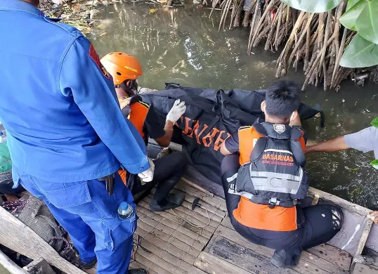 Proses evakuasi jenazah Rudiyanto (49) di sekitar area Muara blacan, Kabupaten Bekasi, Selasa, 27 Mei 2025. (Sumber: Tim SAR Jakarta)