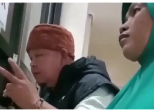 Aksi tulus Kepala Desa Cikahuripan, Kecamatan Cisolok, Kabupaten Sukabumi, Heri Suryana alias Jaro Midun saat menolong warganya, (Sumber: X/@neVerAl0nely)
