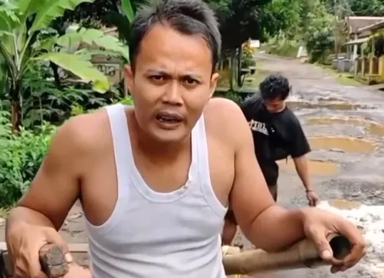 Tangkap layar seorang warga di Desa Kubangkondang, Kecamatan Cisata, Pandeglang, saat mengeluhkan jalan rusak.