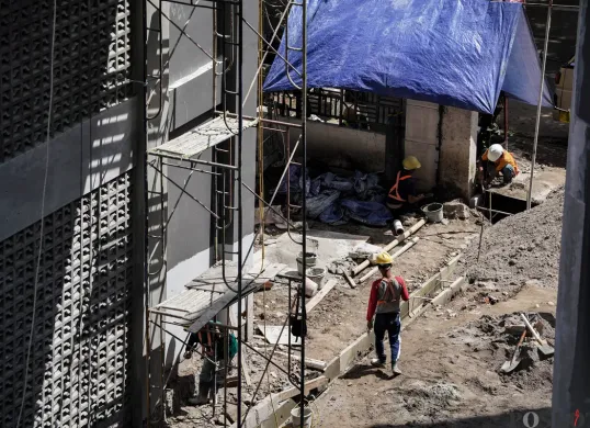 Ilustrasi, sejumlah pekerja menyelesaikan pembangunan gedung sekolah di SD Negeri 01 dan 02 Cikini, Jakarta, Selasa, 27 Mei 2025. (Sumber: Poskota/Bilal Nugraha Ginanjar)