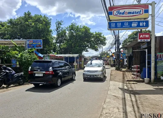 Jalan Raya Pengasinan Sawangan, Kota Depok, yang ramai dari kendaraan menjadi lokasi peristiwa penyerangan petugas Kejagung RI hingga terluka parah di tangan. (Sumber: POSKOTA | Foto: Angga Pahlevi)
