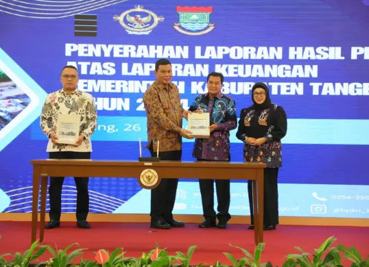 Bupati Tangerang, Moch. Maesyal Rasyid dan Wabup Tangerang, Intan Nurul Hikmah saat menerima penghargaan WTP ke-17 kali berturut-turut dari BPK RI, di Aula Kantor BPK RI Perwakilan Banten Serang, Senin, 25 Mei 2025. (Sumber: Dokumentasi Istimewa)