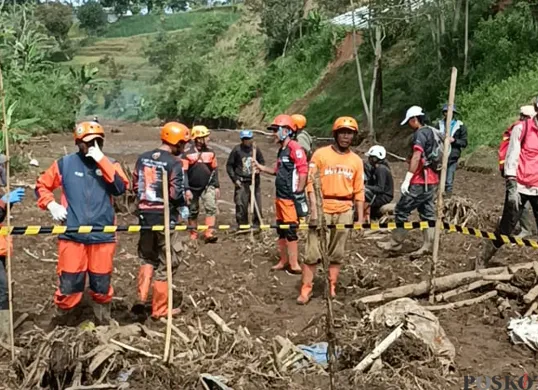 Warga dan tim gabungan menemukan jasad Endang, di titik lokasi. Selasa 27 Mei 2025. (Sumber: POSKOTA | Foto: Gatot Poedji Utomo)