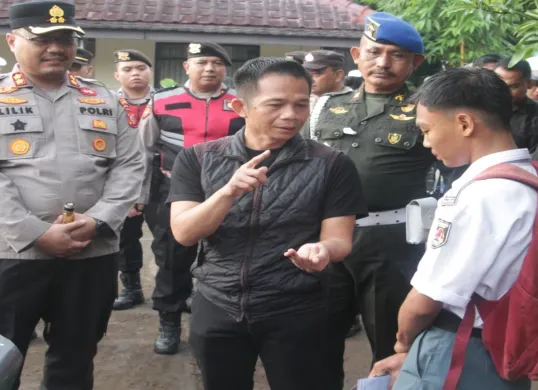 Bupati Purwakarta Saepul Bahri Binjen (kaos hitam) menasihati pelajar yang kedapatan membawa motor ke sekolah. (Sumber: Humas Polres Purwakarta)