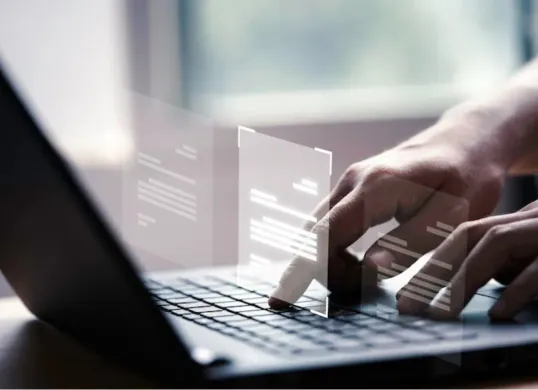 Ancaman cyber team pinjol bikin panik? Temukan kebenaran di balik klaim pelacakan lokasi oleh pinjol online. Ketahui hak Anda dan cara melapor ke OJK jika diteror! (Sumber: Freepik)