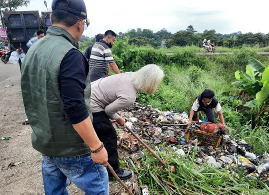 Tumpukan sampah di Jalan Raya Bogor - Kemang dibersihkan secara swadaya. (Sumber: Dok Polsek Tajurhalang)