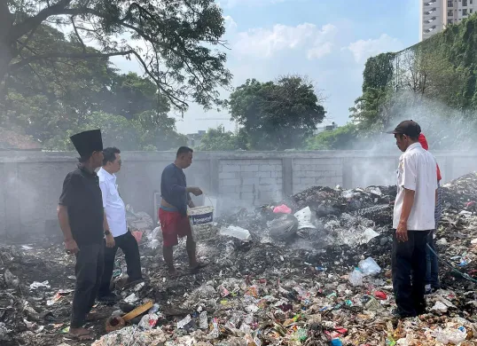 Pemkot Jakbar tindak warga yang melakukan pembakaran sampah di lapangan kosong kawasan Cengkareng, Jakarta Barat, Rabu, 28 Mei 2025. (Sumber: Pemkot Jakbar)