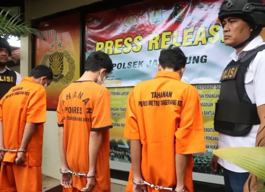 Para pelaku curanmor yang berhasil diamankan Polsek Jatiuwung. (Sumber: Humas Polres Metro Tangerang Kota)