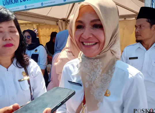 Kepala Dinkes Banten, Ati Pramudji saat diwawancarai wartawan di RSUD Labuan, Pandeglang. (Sumber: POSKOTA | Foto: Samsul Fatoni)