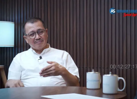 Komjen Pol (Purn) Drs. Oegroseno, S.H. berbicara tentang hasil penyelidikan Bareskrim terkait keabsahan ijazah Jokowi. (Sumber: YouTube/Abraham Samad SPEAK UP)