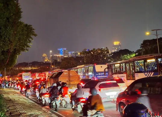 Kemacetan parah di Jalan Gatot Subroto arah Pancoran, Jakarta Selatan, Rabu 28 Mei 2025. (Sumber: POSKOTA | Foto: Ali Mansur)