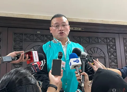 Anggota Komisi C DPRD Fraksi PDI Perjuangan, Hardiyanto Kenneth, saat doorstop media, Rabu, 28 Mei 2025. (Sumber: POSKOTA | Foto: Pandi Ramedhan)