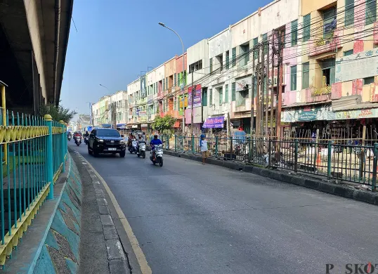 Kondisi jalan dan trotoar di bawah Flyover Pasar Ciputat, Tangerang Selatan pasca penertiban PKL pada Rabu, 28 Mei 2025. (Sumber: POSKOTA | Foto: Primayanti)