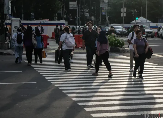 Sistem ETLE hanya merekam pelanggaran oleh kendaraan bermotor, bukan pejalan kaki. Polda Metro Jaya meluruskan kabar yang menyebut tilang elektronik berlaku untuk pengguna jalan non-kendaraan. (Sumber: Poskota/Bilal Nugraha Ginanjar)