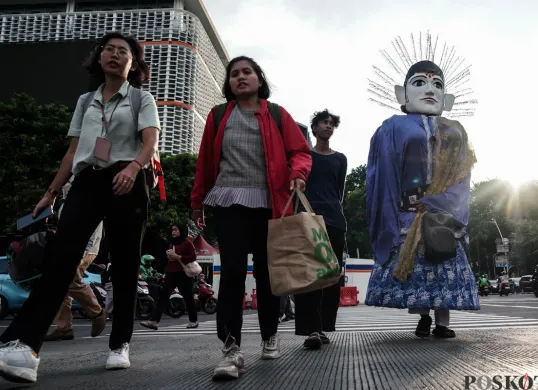 Pekerja melintasi pedestrian saat jam pulang kerja di kawasan Jalan Jenderal Sudirman, Jakarta, Selasa, 27 Mei 2025. Pemerintah berencana menyalurkan Bantuan Subsidi Upah (BSU) kepada 17 juta pekerja. (Sumber: Poskota/Bilal Nugraha Ginanjar)