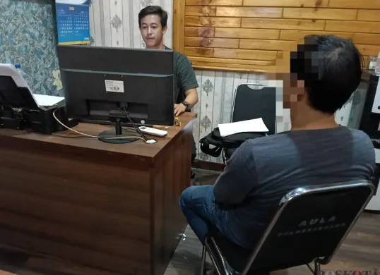 Tersangka Anwar, residivis yang baru saja bebas dari penjara, saat menjalani pemeriksaan di ruang Satresnarkoba Polres Serang. (Sumber: Poskota/Rahmat Haryono)