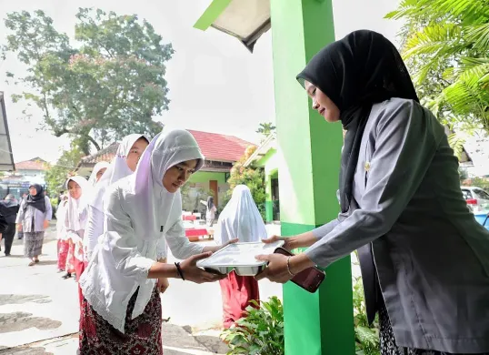 Ilustrasi, MK memerintahkan pemerintah menyelenggarakan pendidikan gratis di tingkat SD dan SMP, baik negeri maupun swasta. (Sumber: Diskominfo Kota Bandung)