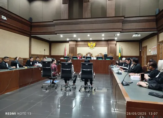Mantan pejabat Mahkamah Agung, Zarof Ricar, menjalani sidang tuntutan di Pengadilan Tipikor Jakarta. Ia dituntut 20 tahun penjara dalam kasus suap dan gratifikasi terkait perkara Gregorius Ronald Tannur di PN Surabaya. (Sumber: Poskota/Ramot Sormin)