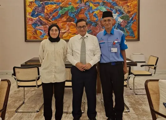 Gamal Syafrudin, sopir Mikrotrans JakLingko, saat menerima undangan dari Gubernur Jakarta Pramono Anung di Balai Kota DKI Jakarta. (Sumber: Kominfotik Transjakarta)