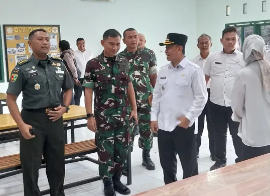 Wali Kota Depok, Supian Suri melakukan pengecekan barak di Divisi 1 Kostrad, Cilodong, Kota Depok, Rabu, 28 Mei 2025. (Sumber: Humas Pemkot Depok)