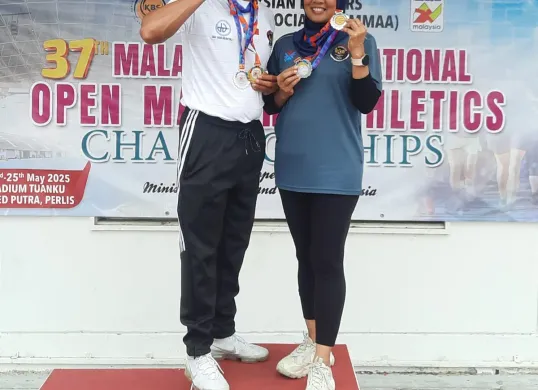 Praktik beserta istri menjadi juara menyabet medali emas di Malaysia. (Sumber: Dok. SMA Diandidaktika Cinere Kota Depok)