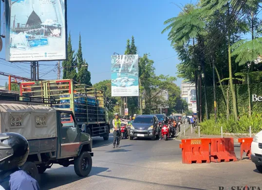 Sejumlah kendaraan melintas di Simpang Betrix Lembang, Kamis 29 Mei 2025. (Sumber: Poskota/Gatot Poedji Utomo)