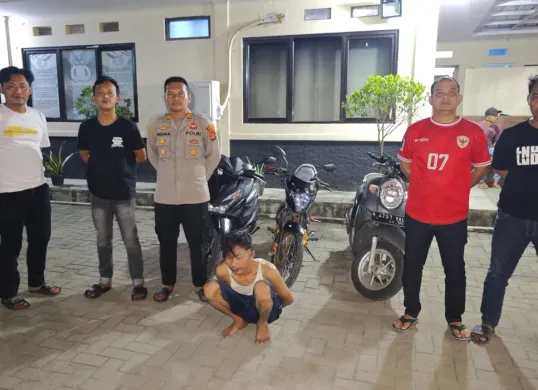 Tersangka YS, pelaku pencurian motor saat diamankan di Mapolsek Carenang. Saat diamankan, YS mengaku sebagai anggota ormas di Banten. (Sumber: Polsek Carenang)