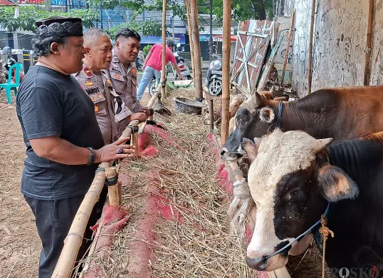 Nahrowi alias Awi Ireng (peci hitam), pedagang Hewan kurban H Manin HS di Cinere, Depok. (Sumber: POSKOTA | Foto: Angga Pahlevi)