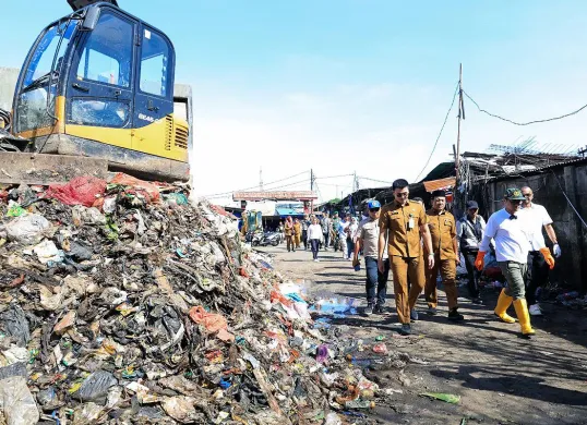 Wakil Wali Kota Tangerang Selatan, Pilar Saga, meninjau kondisi TPS3R di Pasar Cantik, Kecamatan Ciputat. (Sumber: Humas Pemkot Tangsel)