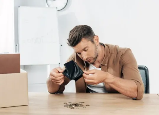 Tips tetap tenang saat terlilit utang pinjaman online. (Sumber: Freepik)