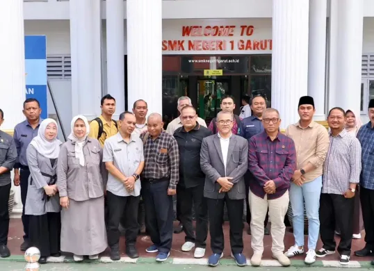 Anggota DPRD Provinsi Jawa Barat saat berkunjung ke SMK Negeri 1 Garut untun meninjau penerapan PLTS Atap yang digunakan untuk memenuhi kebutuhan kelistrikan di sekolah tersebut. (Sumber: Istimewa)
