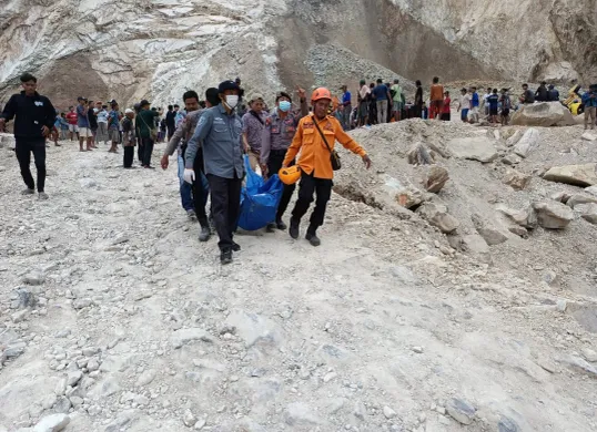 Evakuasi korban bencana longsor di kawasan tambang Gunung Kuda, Desa Cipanas, Dukupuntang, Kabupaten Cirebon, Jawa Barat, pada Jumat, 30 Mei 2025. (Sumber: BNPB)