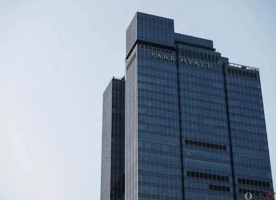 Hotel di kawasan, Kemayoran, Jakarta, Jum'at, 30 Mei 2025. Sektor perhotelan di Jakarta menghadapi ancaman gelombang pemutusan hubungan kerja (PHK) yang berpotensi memperburuk kondisi perekonomian lokal. (Sumber: Poskota/Bilal Nugraha Ginanjar)