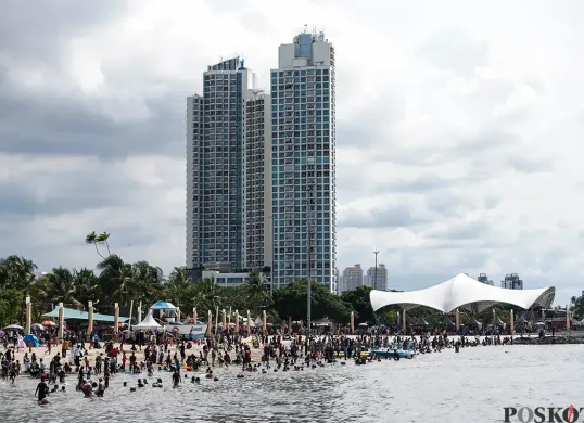 Suasana pengunjung di Pantai Ancol, Jakarta Utara. (Sumber: Poskota/Bilal Nugraha Ginanjar)