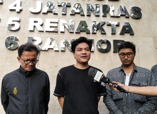 Salah satu mahasiswa Trisakti berinisial MAA, 21 tahun yang sempat ditangkap dan ditahan saat demo di Balai Kota Jakarta, diizinkan pulang, saat ditemui di Polda Metro Jaya, Jakarta Selatan, Jumat, 30 Mei 2025. (Sumber: Poskota/Ali Mansur)
