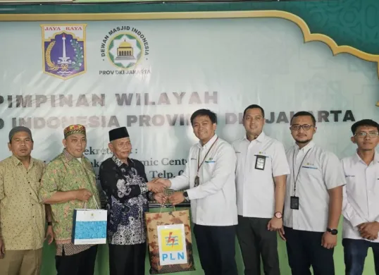 Penyerahan cinderamata PLN kepada DMI Provinsi DKI Jakarta bersinergi menghadirkan energi hijau di seluruh masjid Jakarta. (Sumber: Dok. PLN UID Jakarta Raya)