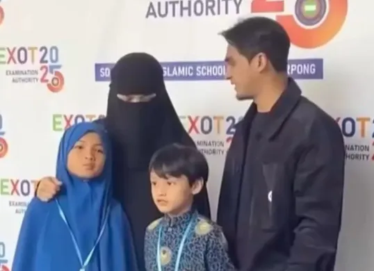 Herfiza Novianti istri Ricky Harun dalam penampilan barunya mengenakan cadar. (Sumber: Istimewa)
