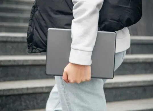 Dua stafsus era Nadiem Makarim diperiksa Kejagung soal dugaan korupsi pengadaan laptop. (Sumber: Freepik)