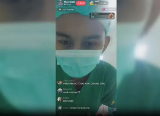 Live streaming TikTok saat tangani pasien, dua nakes dipecat tidak hormat. (Sumber: Istimewa)