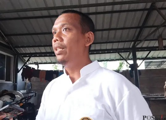 Ahmad Jupri, 44 Tahun, pemilik ternak Berkah Bersama Sejahtera (BBS) yang sukses merintis karirnya hingga bisa menjual ribuan ekor sapi dan mendapatkan penghargaan dari kampus ternama. (Sumber: Poskota/Nurpini Aulia Rapika)