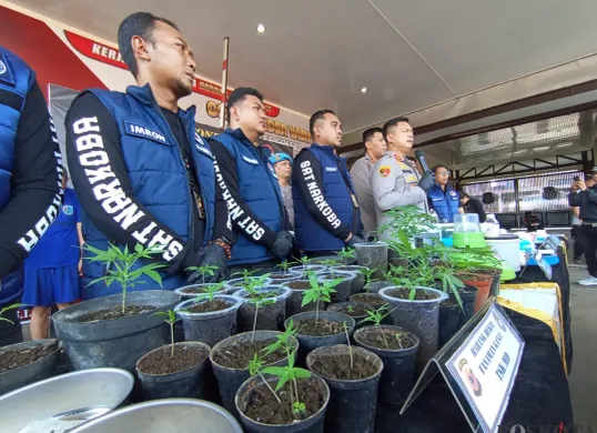 Barang bukti peredaran narkoba jenis ganja yang diolah menjadi kue dan cokelat yang berhasil diungkap Polres Cimahi. (Sumber: POSKOTA | Foto: Gatot Poedji Utomo)