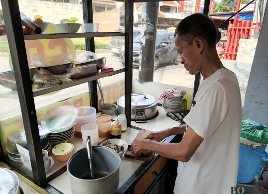 Ripno, pedagang soto di Jalan WR Supratman, Pondok Ranji, Tangerang Selatan. (Sumber: POSKOTA | Foto: Ali Mansur)