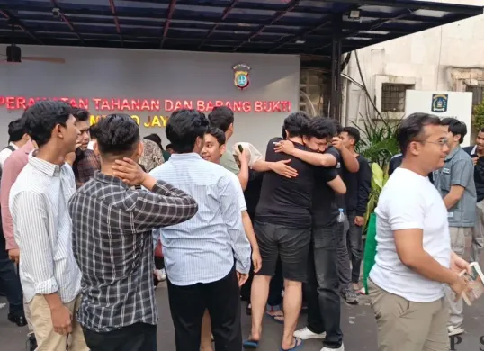 Para mahasiswa Universitas Trisakti menyambut rekan-rekannya yang dibebaskan atau ditangguhkan penahanannya di Polda Metro Jaya, Jakarta Selatan. (Sumber: Poskota/Ali Mansur)